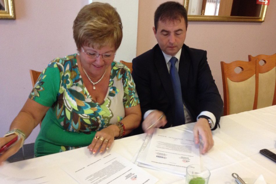 Podpis koaličnej zmluvy SMER-SD a KDH spolu s Martou Eskhardtovou
