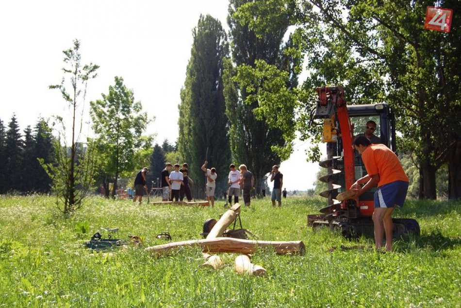 12. jún 2014: Mladí ľudia osádzajú hrazdy a bradlá v rámci projektu SebeRevolta