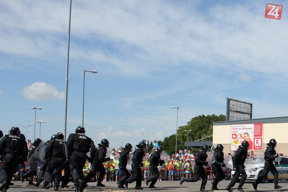 Policajný zásah kukláčov v Michalovciach