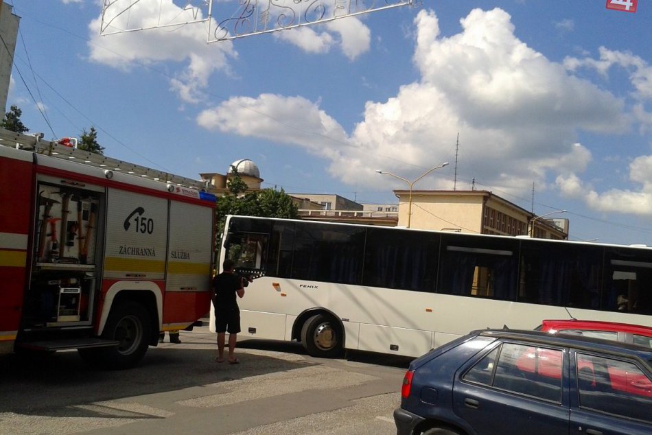 Kuriózna situácia: Autobus zablokoval parkovisko v centre mesta