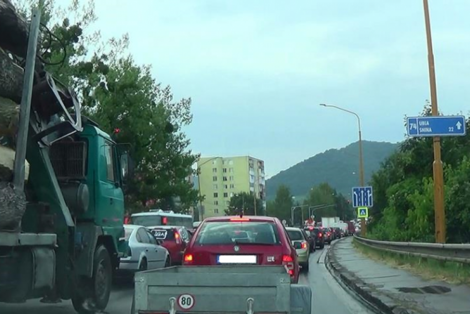 FOTO: Rušné ráno na nadjazde, takto dopadli obidve autá po dopravnej nehod