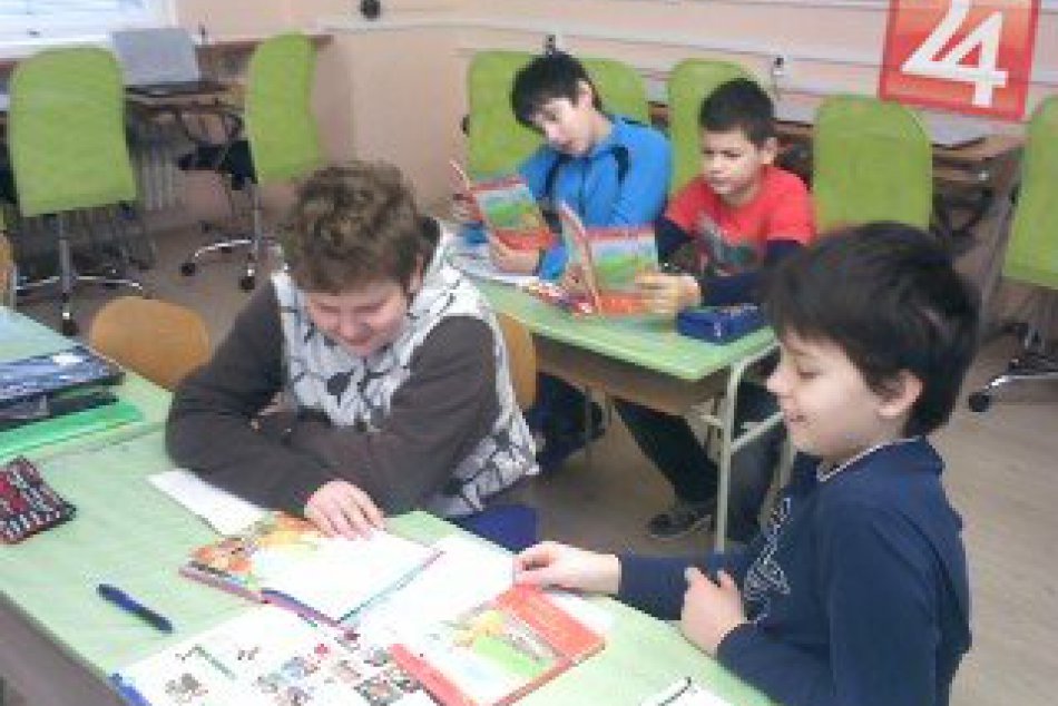 Práca počas hodín angličtiny s pomôckami z projektu pri učiteľke Novákovej