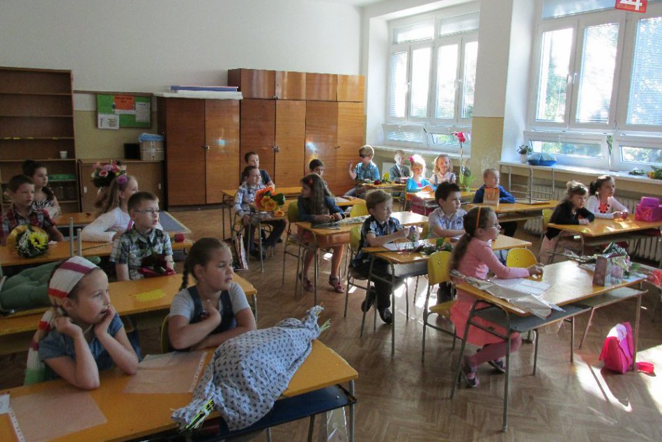 Prváčikovia zo Základnej školy Pribinova 1 si preberajú svoje prvé vysvedčenia