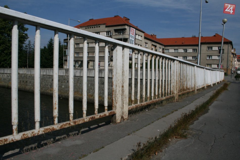 Dobrovoľníci v Banskej Bystrici vymaľovali zábradli na moste