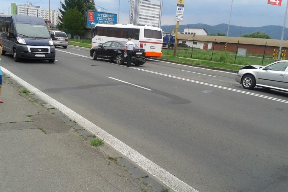 OBRAZOM: Zrážka troch áut na Staničnej v Humennom