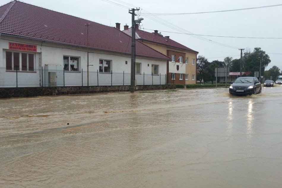 Voda vo Zvolenskej Slatine sa valila ulicami a zplavila domy