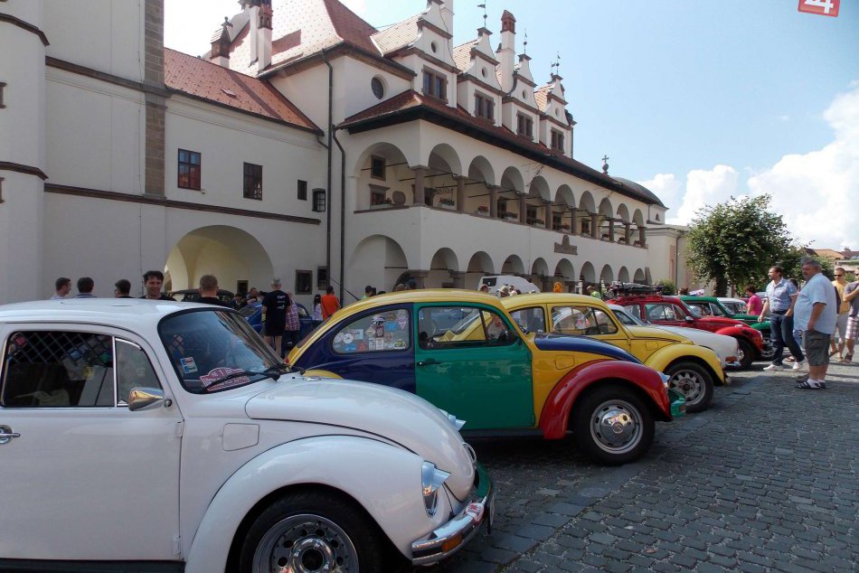 Zraz Volkswagen chrobákov na námestí v Levoči