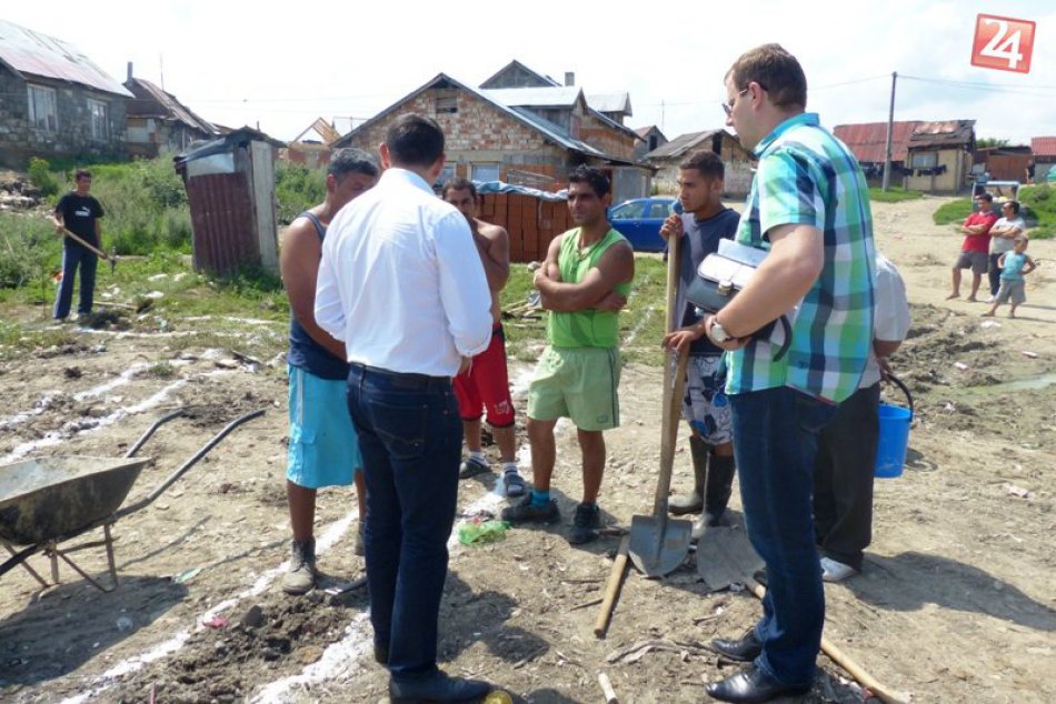 Svojpomocná výstavba domov v rómskej osade