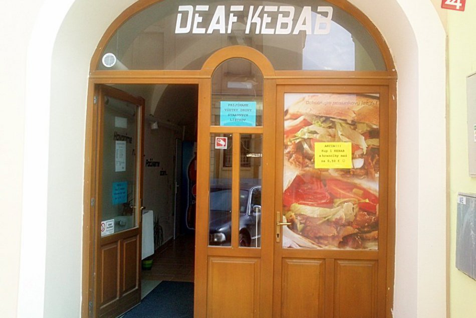 Posunkovú reč učia aj počujúcich: Deaf kebab aj v Rožňave