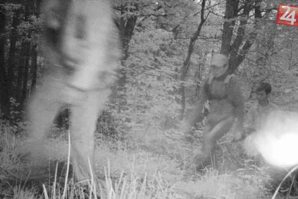 OBRAZOM: Policajt v noci zastrelil nebezpečného prevádzača