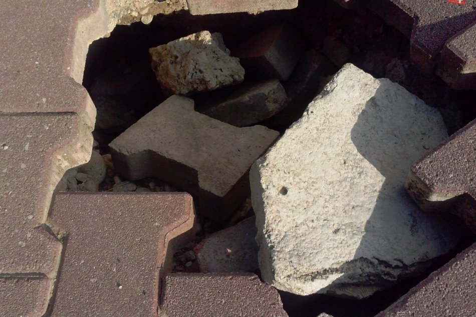 Prepadávajúci chodník na Triede SNP