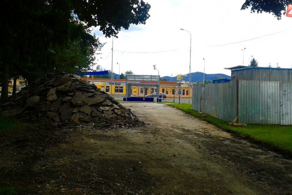 OBRAZOM: Začala rekonštrukcia parku na Sídlisku I. Fontánu už zrovnali so zemou