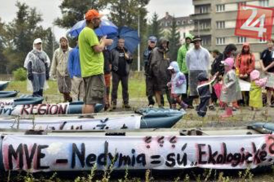 Protestný splav vodákov na rieke Hron