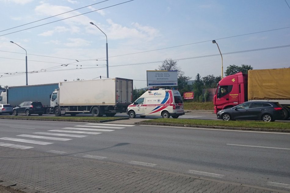 Na Lesníckej sa po nehode vytvorili kolóny: Vodiči musia mať obrovskú trpezlivos