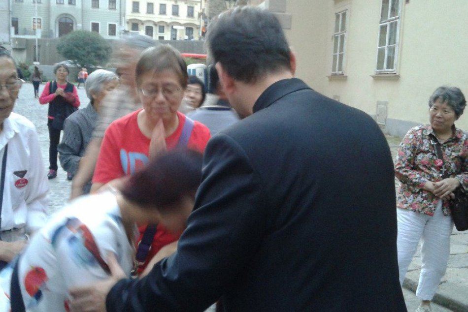 Biskup Haľko sa modlil pred katedrálou s čínskymi katolíkmi
