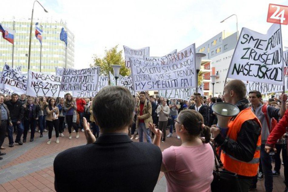 Študenti protestovali v uliciach Trenčína: Sme proti zrušeniu našej školy!