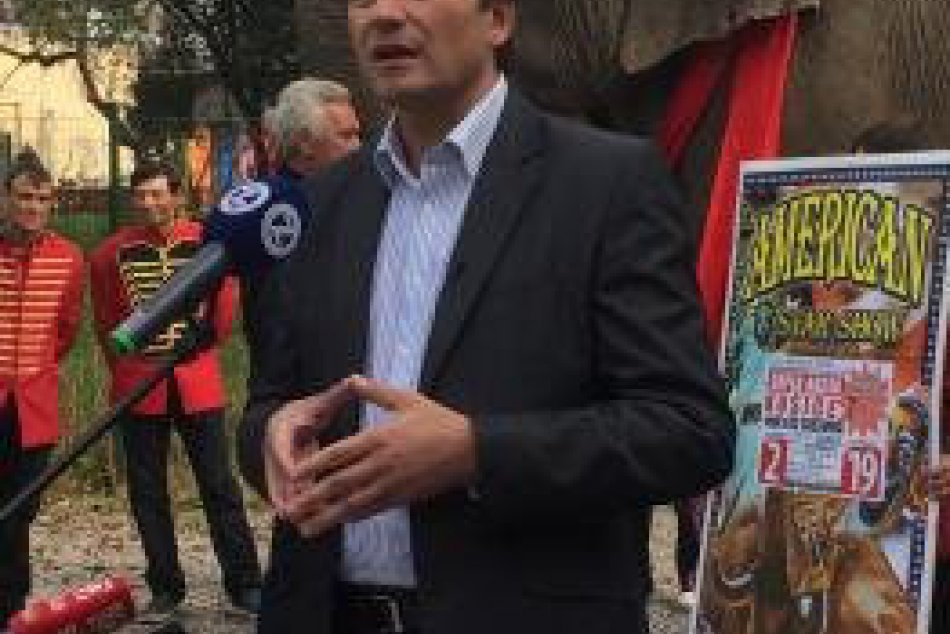 Alexander Ernst Kandiduje na primátora: Na brífing priviedol aj slona!