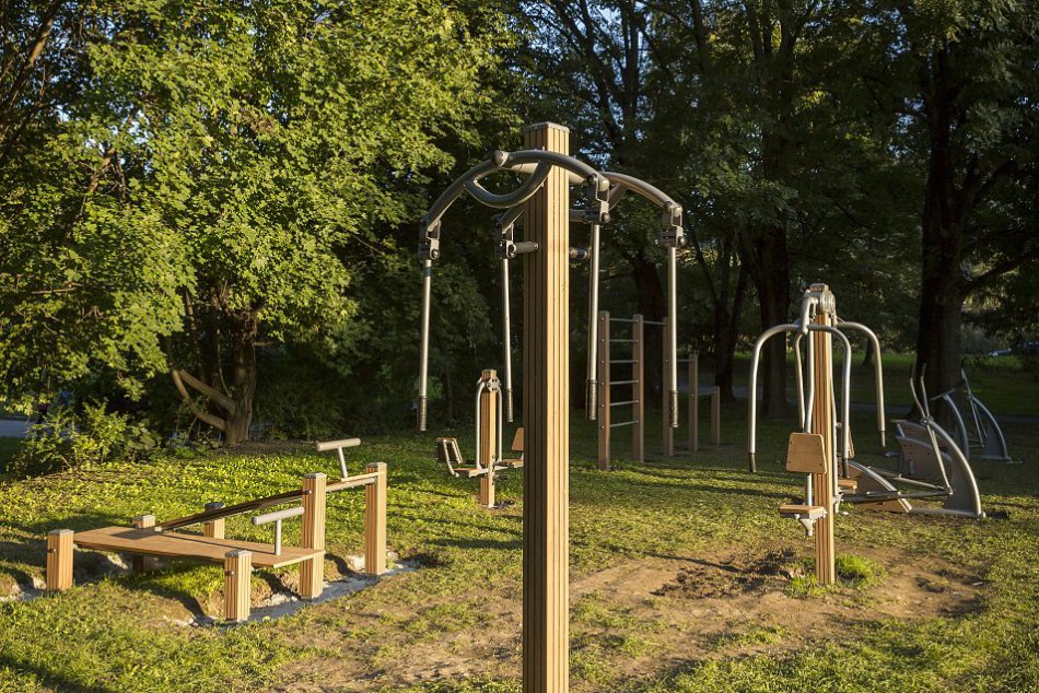 V parku pod Pamätníkom SNP vyrástli exteriérové posilňovacie stroje