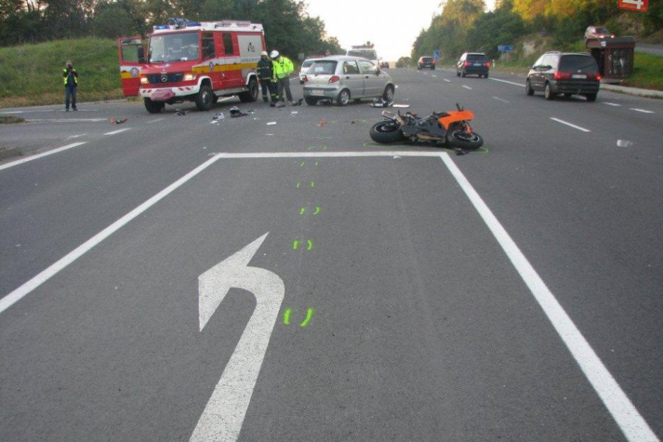 Zábery z tragickej nehody osobného auta a motorky Kawasaki