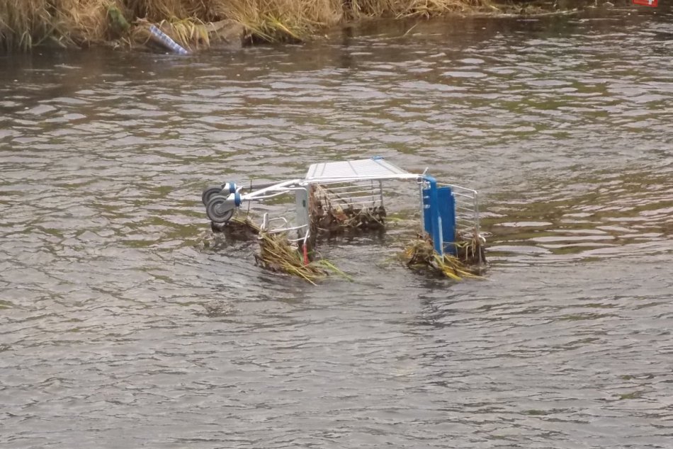 Nákupný vozík v rieke Hornád