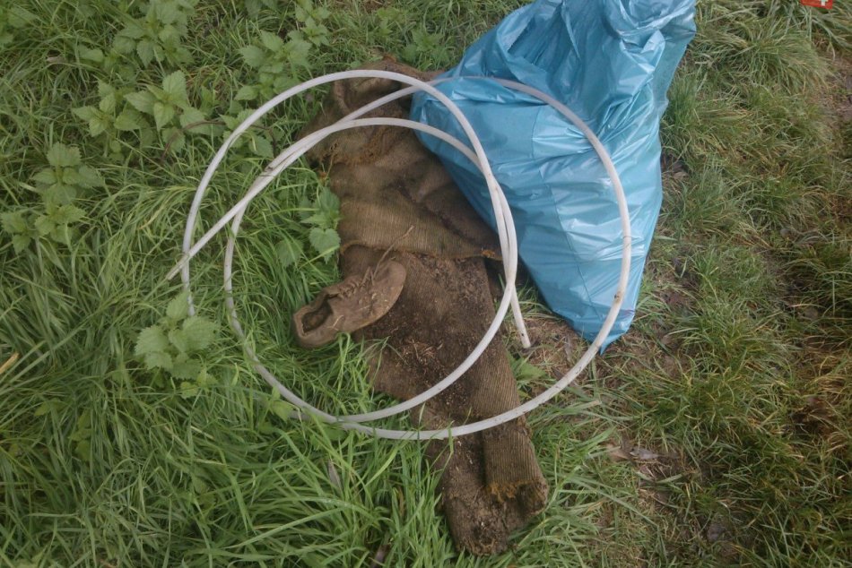 Dobrovoľníci našli v rieke Zlatňanka poriadnu kopu smetia!