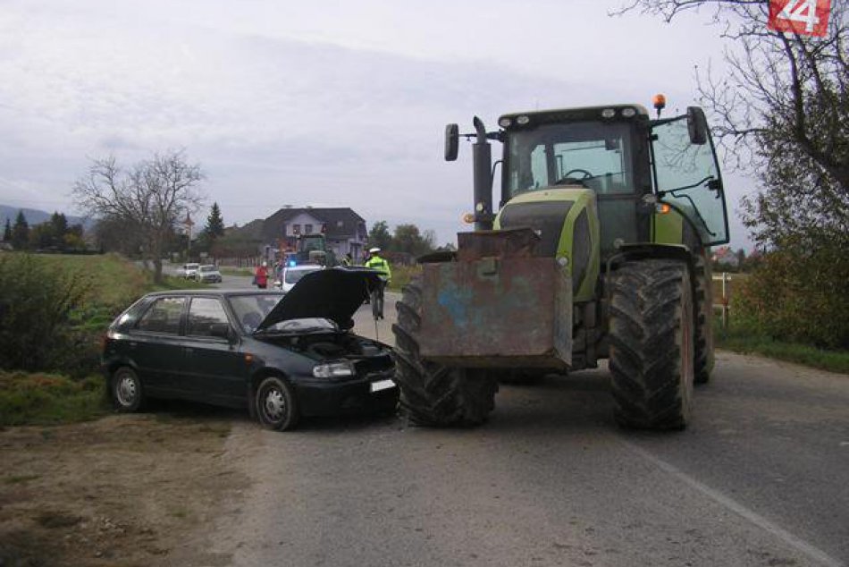 V Sebedraží sa stala búračka, auto narazilo do traktora