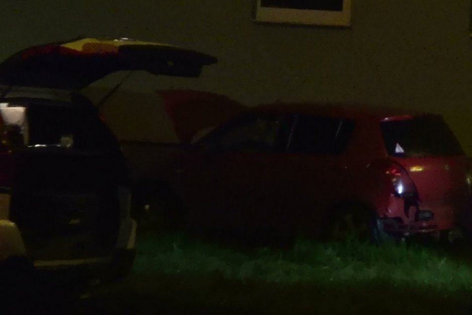 Kuriózna nehoda v Humennom OBRAZOM: Auto skončilo zaparkované v bytovke!