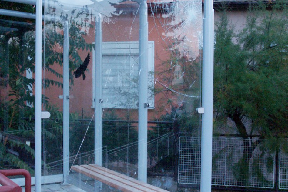 Zničená zastávka MHD