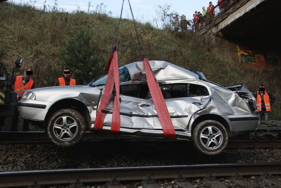 Na železničnej trati došlo k nehode. Vlak narazil do osobného auta