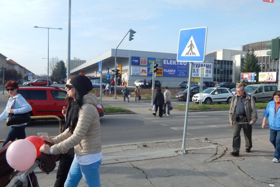 Nákupný ošiaľ v Žiari: Pred obchodným centrom sa to hemží ľuďmi