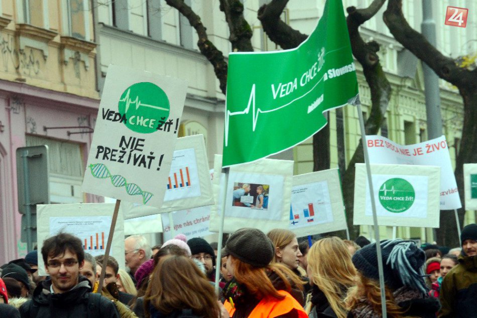 Slovenskí vedci opäť protestovali. Tentokrát v centre Bratislavy