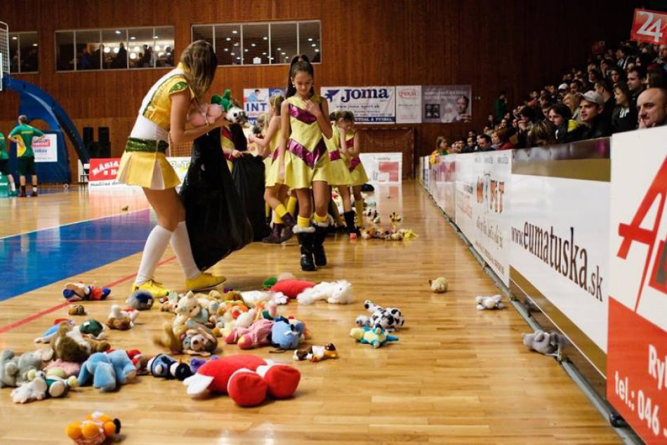 Akcia „TEDDY BEAR TOSS“ na basketbale v Prievidzi