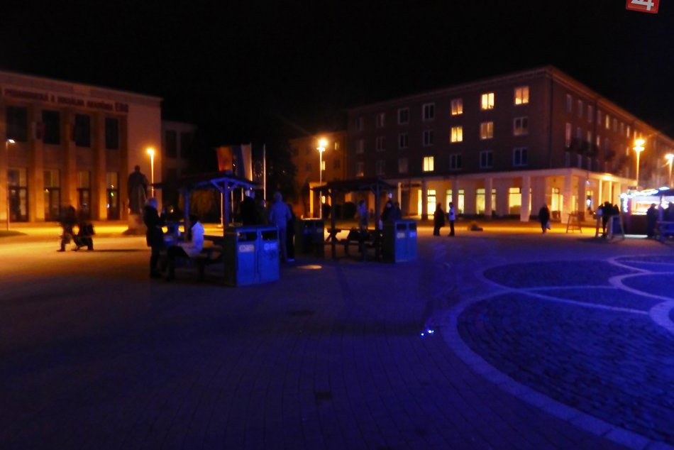 Prvý večer vianočných trhov prilákal na námestie veľa ľudí