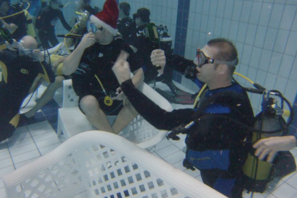 Šampus sa strieľal na dne bazéna: Novoveskí potápači už oslavovali Silvester