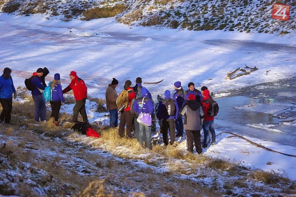Desiatky mužov a žien skončili v ľadovej vode Laborca