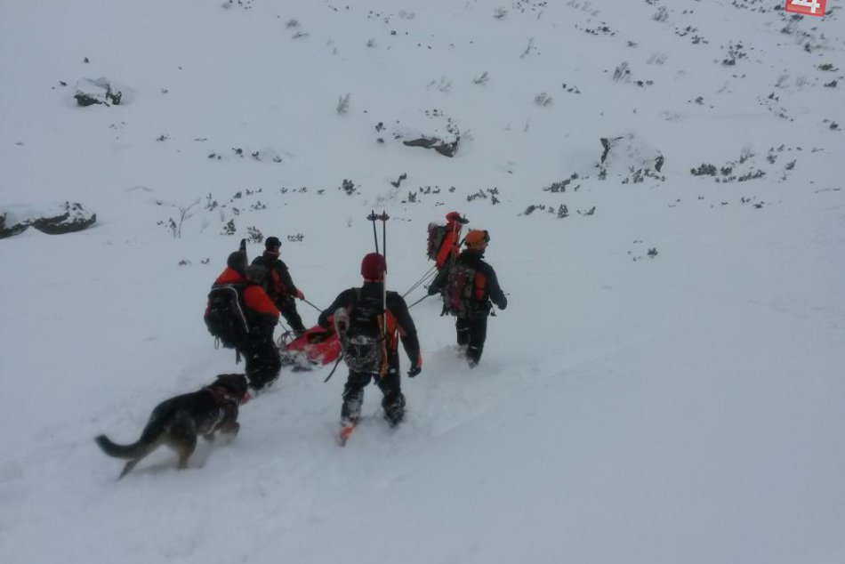 V Malej Studenej doline spadla lavína. Zranenému turistovi pomáhali záchranári