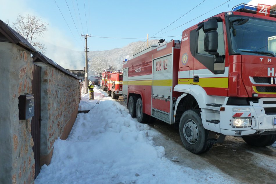 V Revúcej museli hasiči vyraziť do boja s ohňom, zábery z miesta požiaru
