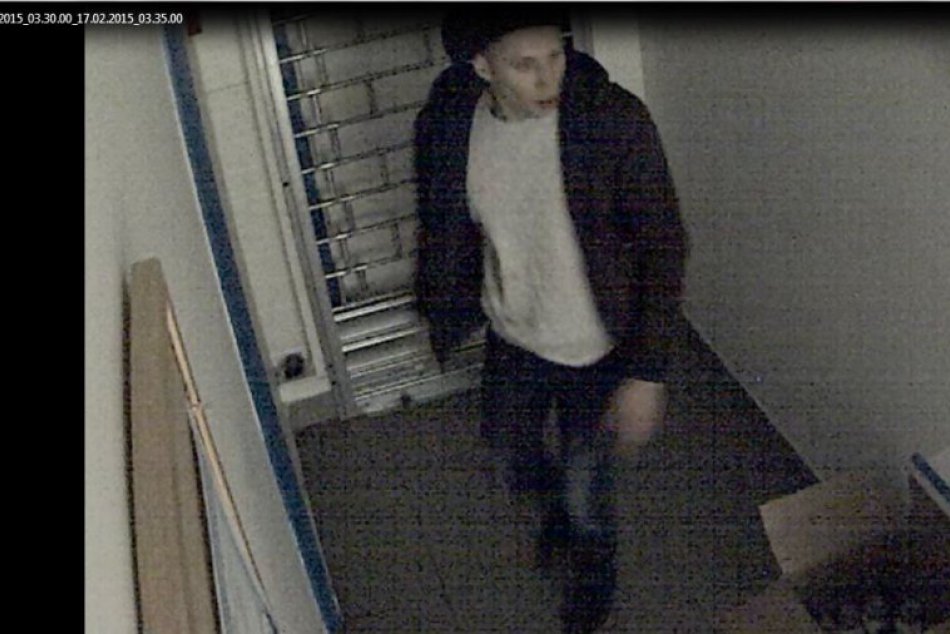 Zábery, na ktorých je zachytený muž podozrivý z krádeže mobilov