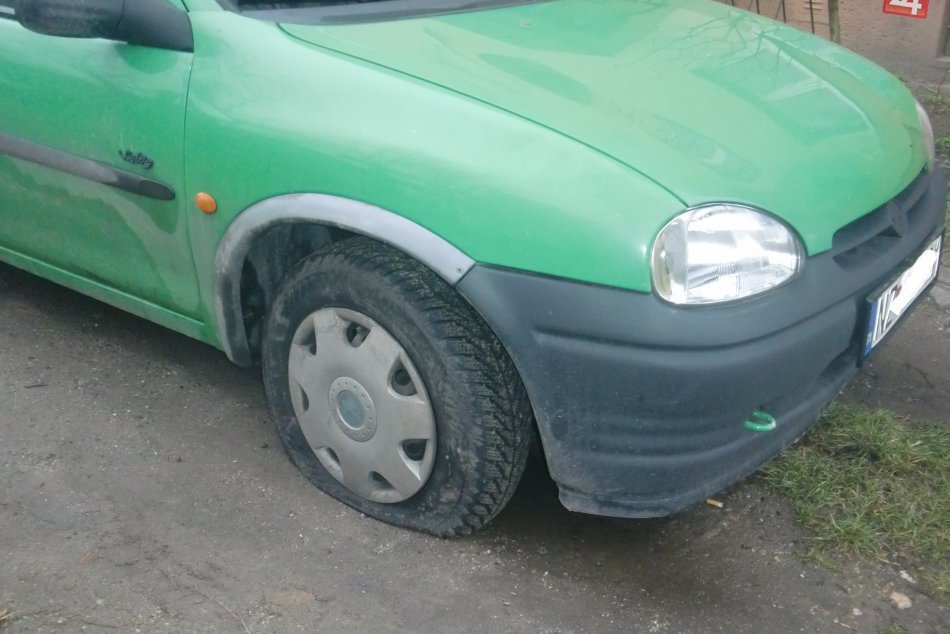 Poškodené pneumatiky Novozámčanov