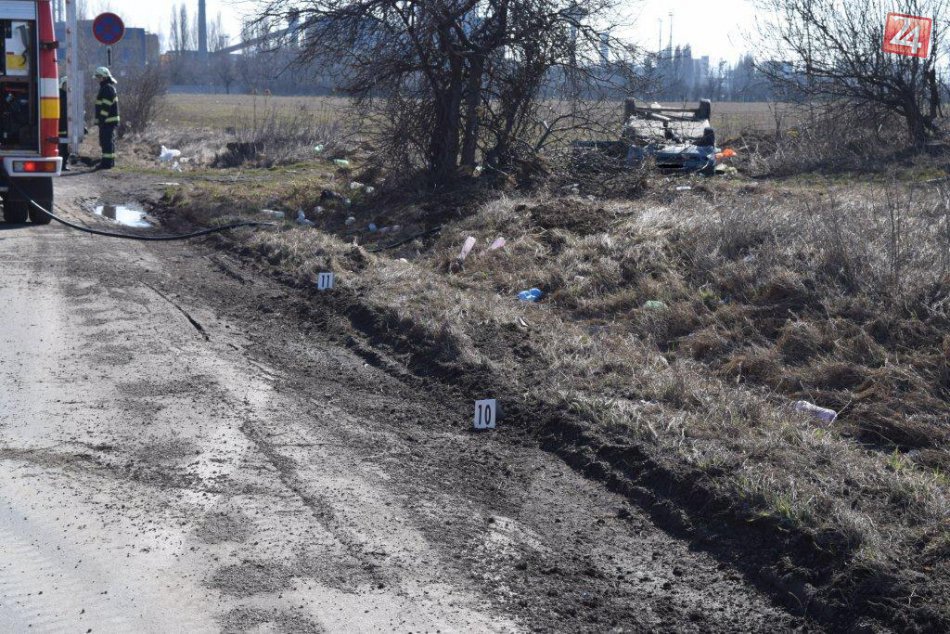 Neďaleko Šace skončilo auto na streche
