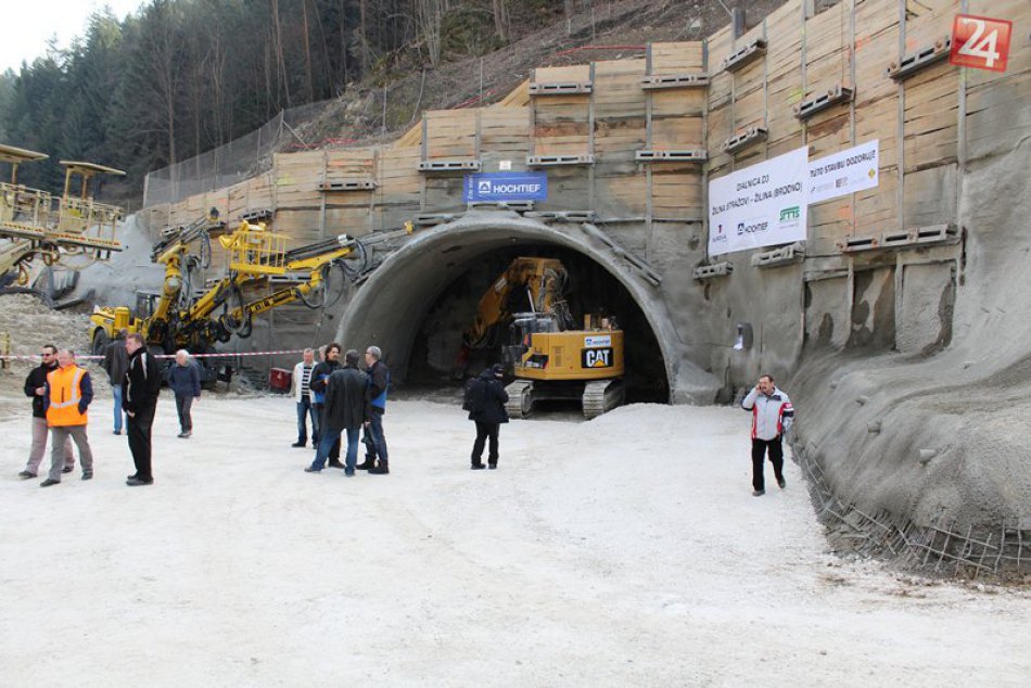 Odštartovalo razenie diaľničného tunela Považský Chlmec
