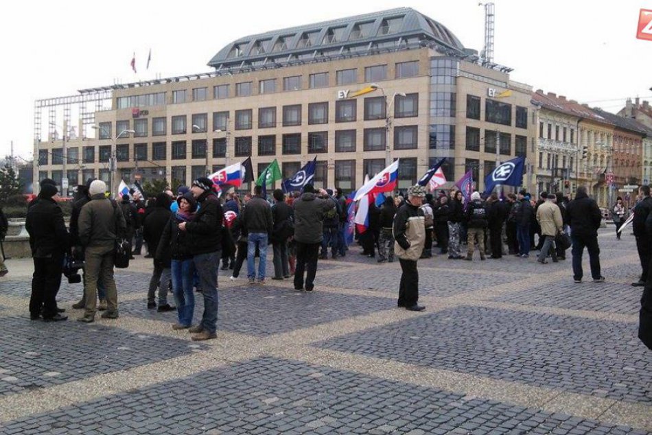 Pochod nacionalistov v Bratislave sa snažili prekaziť aktivisti z hnutia Antifa