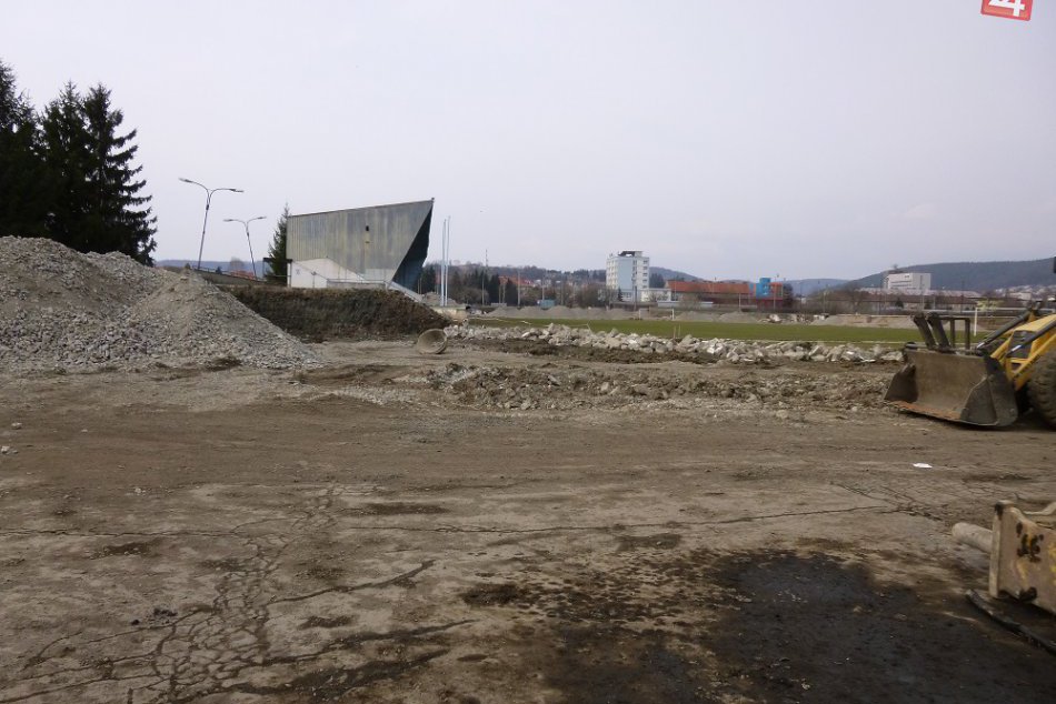 FOTO futbalového štadióna v Humennom po piatich týždňoch búrania