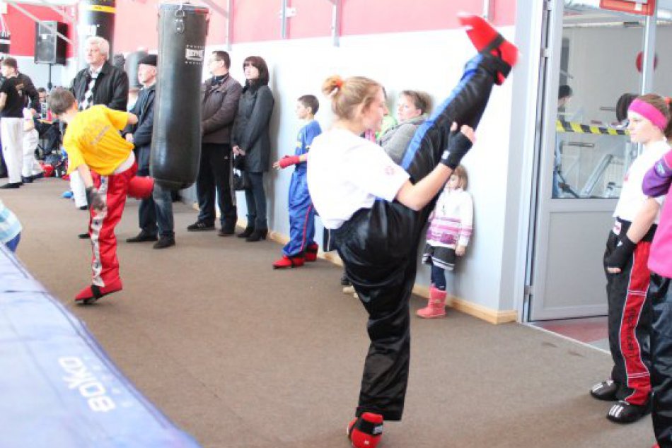 Mladé baby z Revúcej na Ukrajine ukázali , ako sa robí kickbox