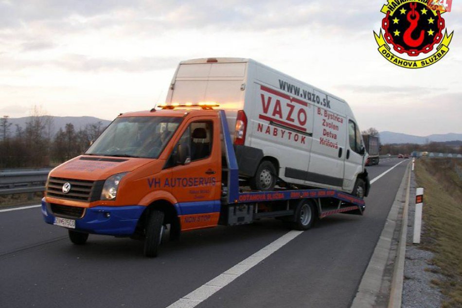Nehoda na R1: Schytalo to aj auto odťahovej služby