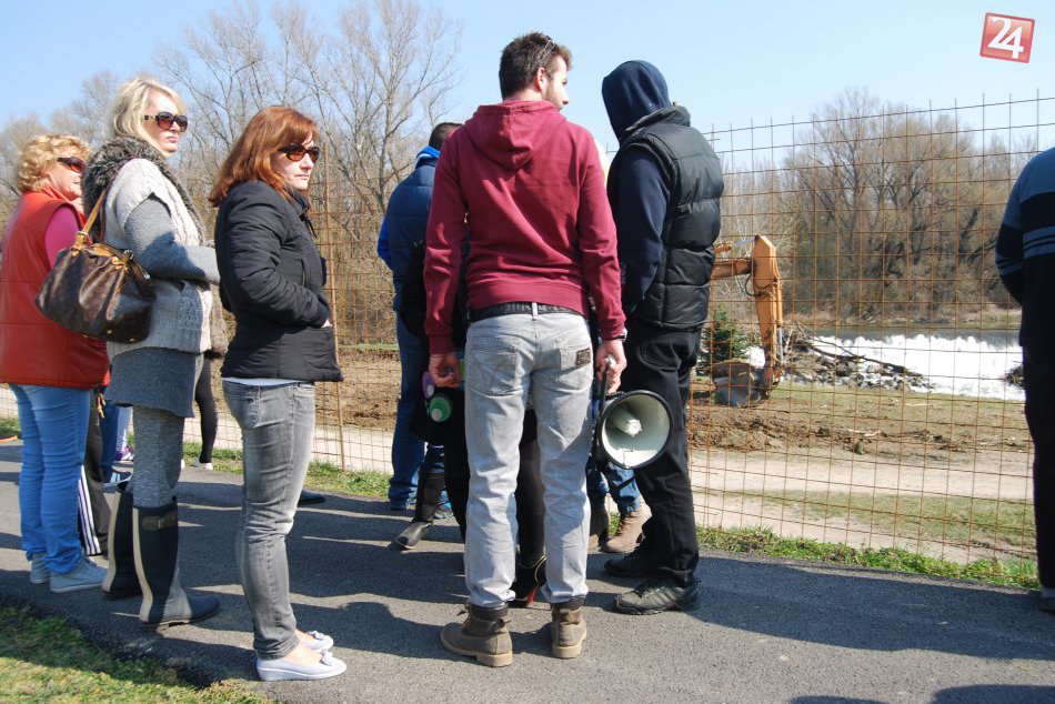 Práce na Zúgove a zhromažďujúci sa Novozámčania