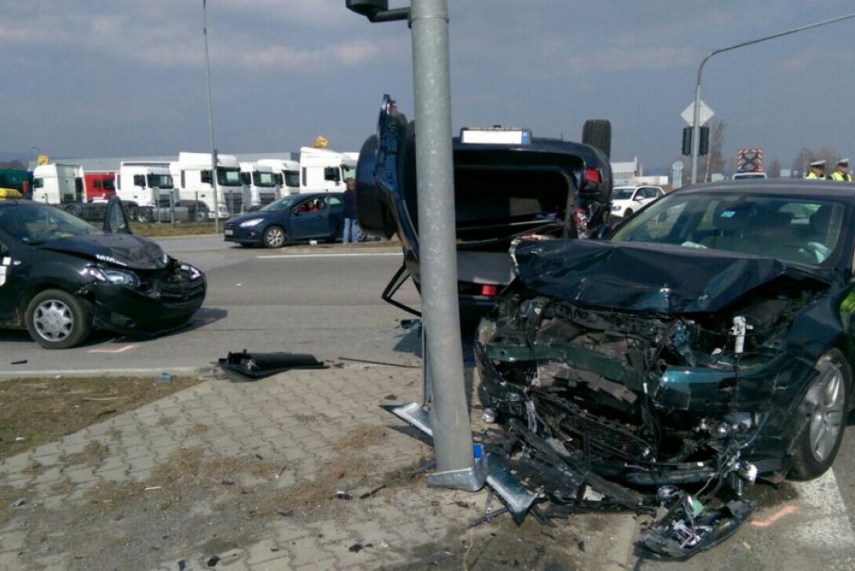 Vážna dopravná nehoda na Západe: Toyota skončila na streche
