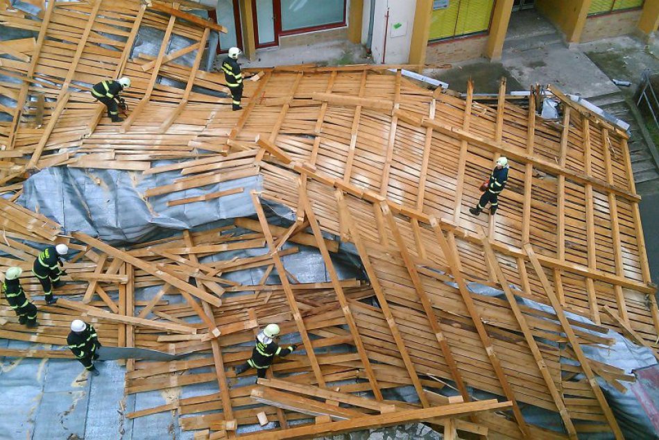 Vyčíňanie vetra v Spišskom Podhradí: Takto skončila strecha z budovy vzorodevu