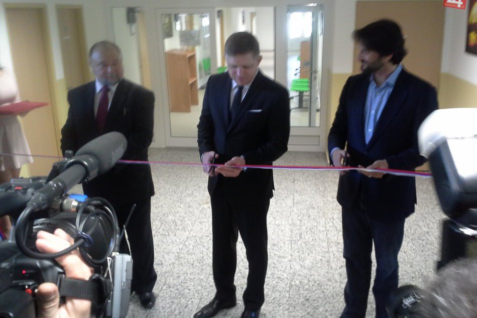 FOTO: Premiér Fico pri otvorení klientského centra v Hlohovci