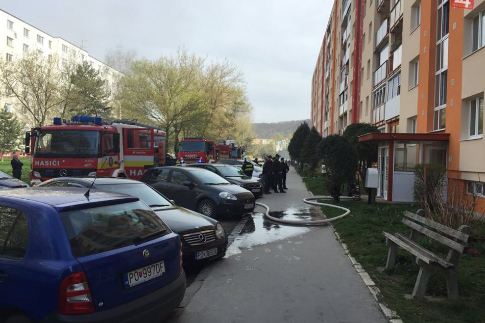 Zásah hasičov pri požiari na Tomášikovej ulici: Z bytovky sa začal valiť dym!